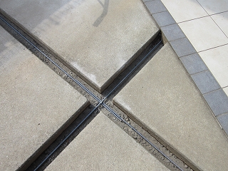 駐車場のタマリュウや砂利の目地を埋めたい。外構リフォームをDIYであささんぽ