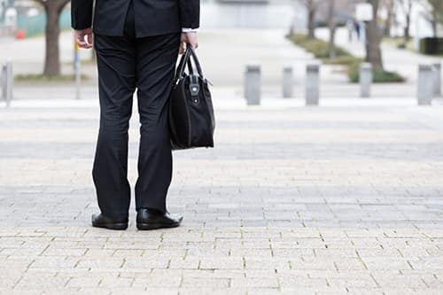 仕事に行きたくなくて朝泣く人へ！仕事を辞めるべき6つの理由を解説！ 退職代行OITOMA 労働組合運営 の退職代行業者