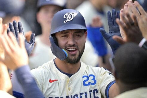 ドジャースのデイブ・ロバーツ監督がマイケル・コンフォートをスタメンから外した理由は？ - スポーティングニュース