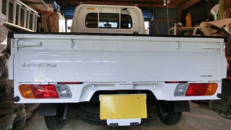 黒顔＆タフ仕様の新型「軽トラ」登場！ 新色「デニム」がカッコいい！ 定番「白・銀」以外の色がウケる理由くるまのニュース