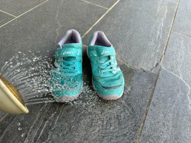 100均検証 驚異の92％オフ!! 初めて行った街のダイソーに、とんでもないお宝「防水スプレー」が売っていた！ロケットニュース24