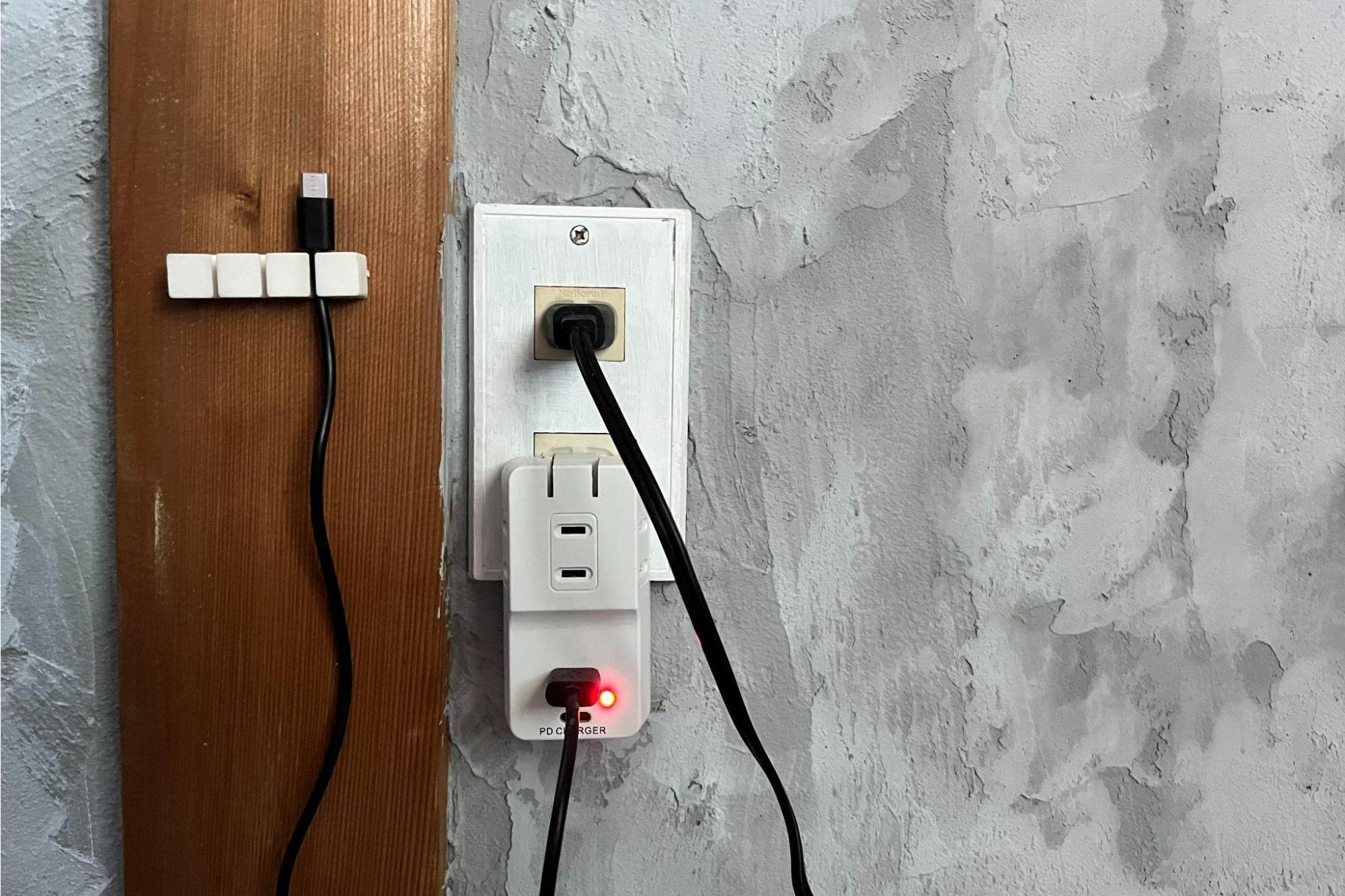 壁掛けテレビの配線を隠そう！失敗しない配線隠しのテクニック３選！トモクラ共働きの暮らす家