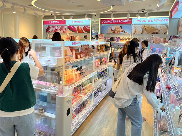 リテールテインメント志向する「ウエルシア」の手書きPOP研究 – MD NEXT