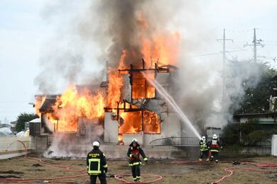 元旦に炎上 新潟県加茂市で建物火災が発生、一人暮らしの高齢女性が病院に搬送、家屋計3軒が全焼する甚大被害に 続報-新潟県内のニュースにいがた経済新聞