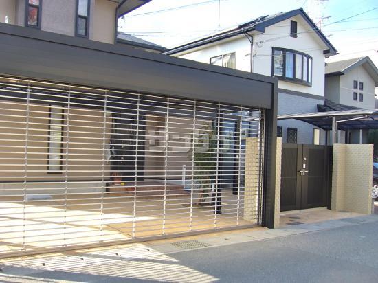 車庫とカーポートが一体の耐久性に優れたガレージ設置工事No.7477駐車スペースの施工例外構工事のガーデンプラス