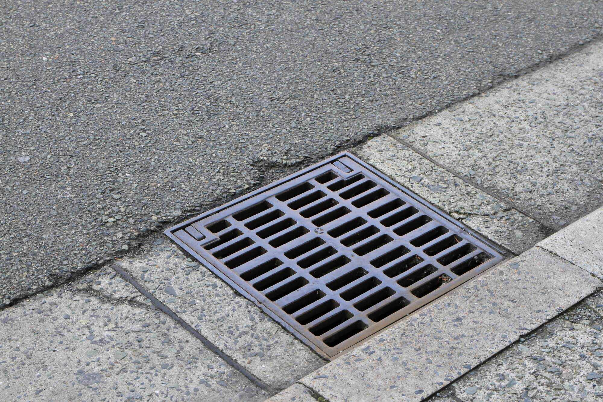 田んぼ脇の水路の掃除株式会社ビルカン