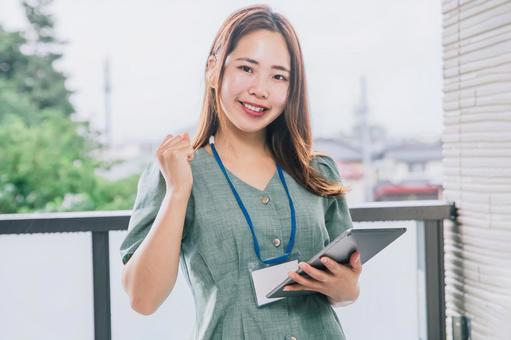 無料写真「よーし！頑張るぞ！」の女性社員パブリックドメインQ：著作権フリー画像素材集