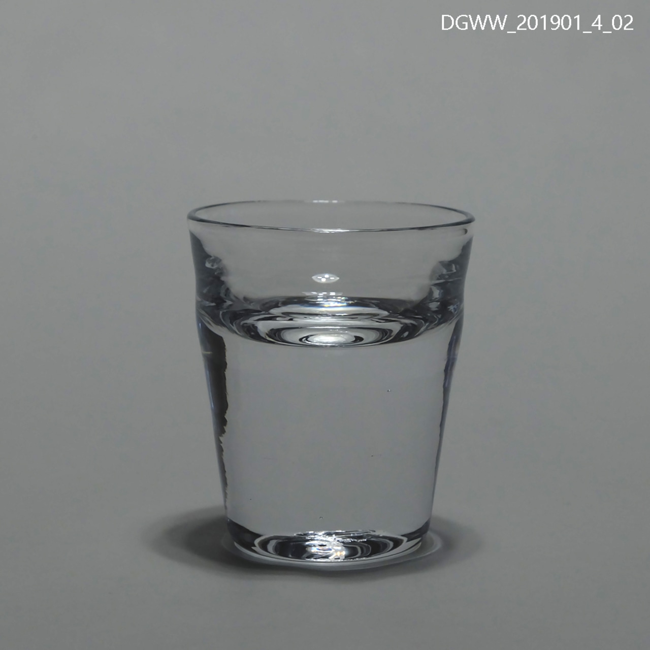 水を入れたコップと乾電池で渦巻きができる・？ - つやまキッズサポート