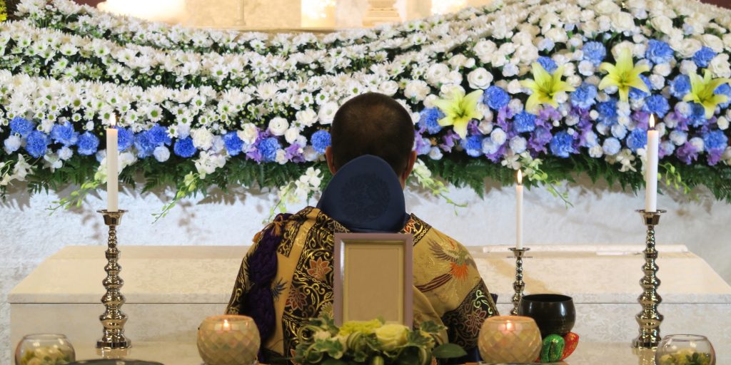 家族葬にお坊さんを呼ぶときの人数と費用を解説お葬式のむすびす家族の想いをカタチにする葬儀社