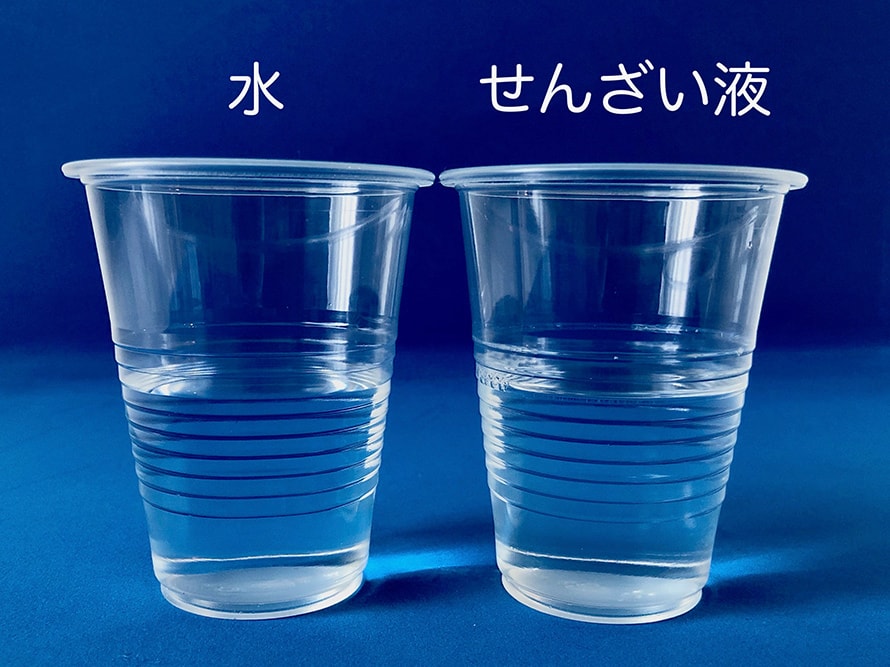 水を入れたコップに電池を近づけると渦巻きができる？Shorts - YouTube