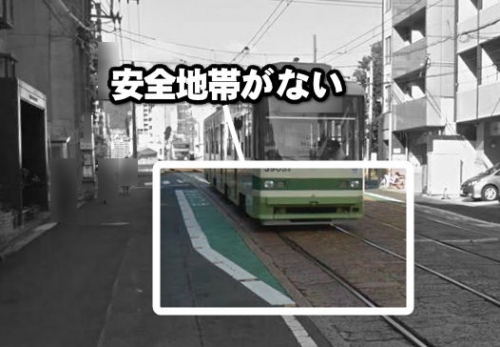 乗り場どこ!? 豪快な「路面から電車に乗り込む」駅なぜ存在 ホームなし 時刻表は意外な場所に乗りものニュース