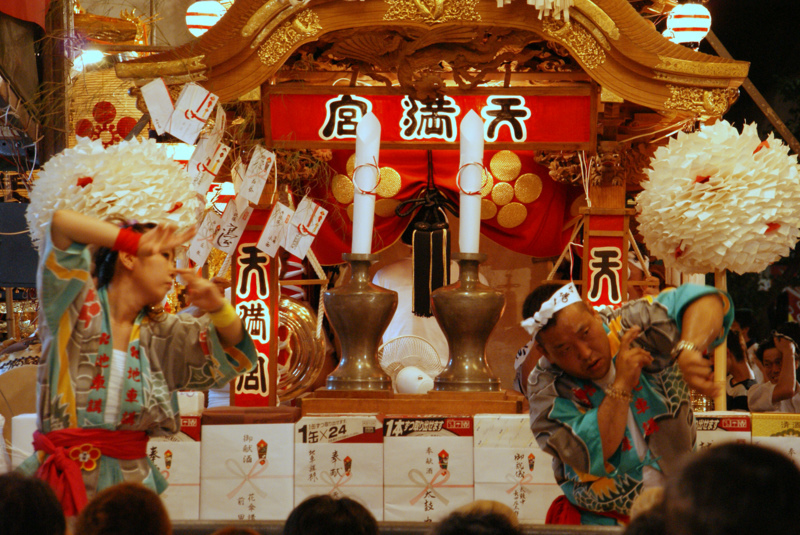 大阪・天神祭の「ギャルみこし」、４年ぶり復活 法被姿の女性８０人「わっしょい」 : 読売新聞