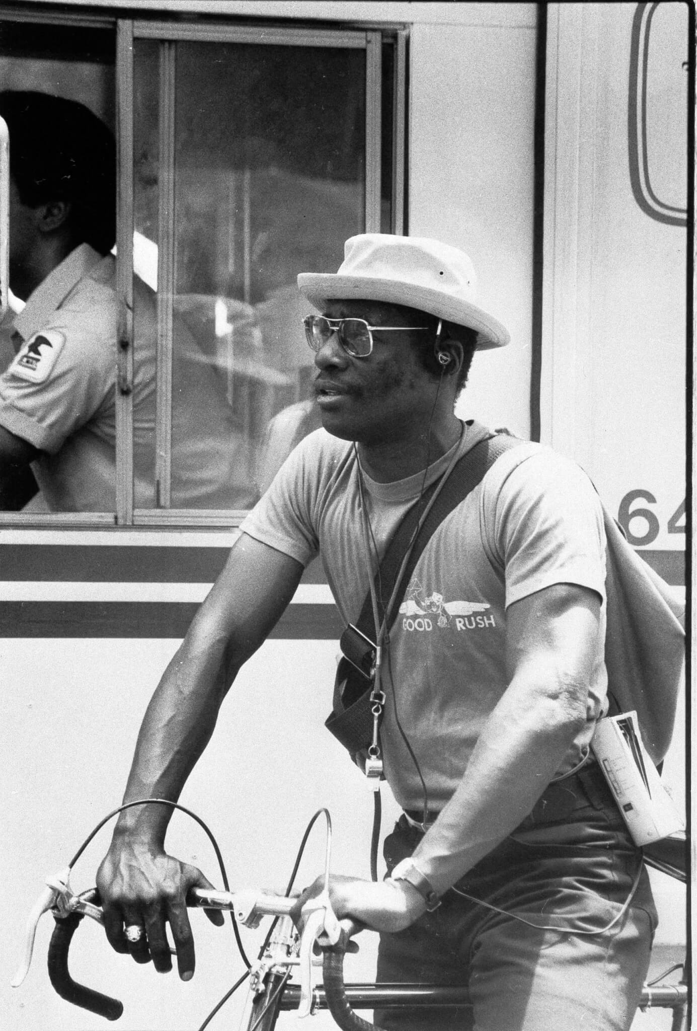 干場の出張に欠かせない！スーツ姿もスタイリッシュに決まる できる男がハマる気絶ヘッドホンとは？FORZASTYLEファッション＆ライフスタイル フォルツァスタイル