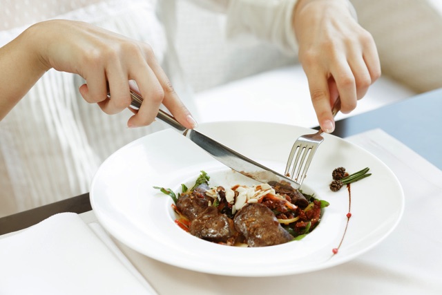 ナイフを持つ手に取り組んで - 1人のストックフォトや画像を多数ご用意 - 1人, キッチンナイフ, ナイフ - iStock