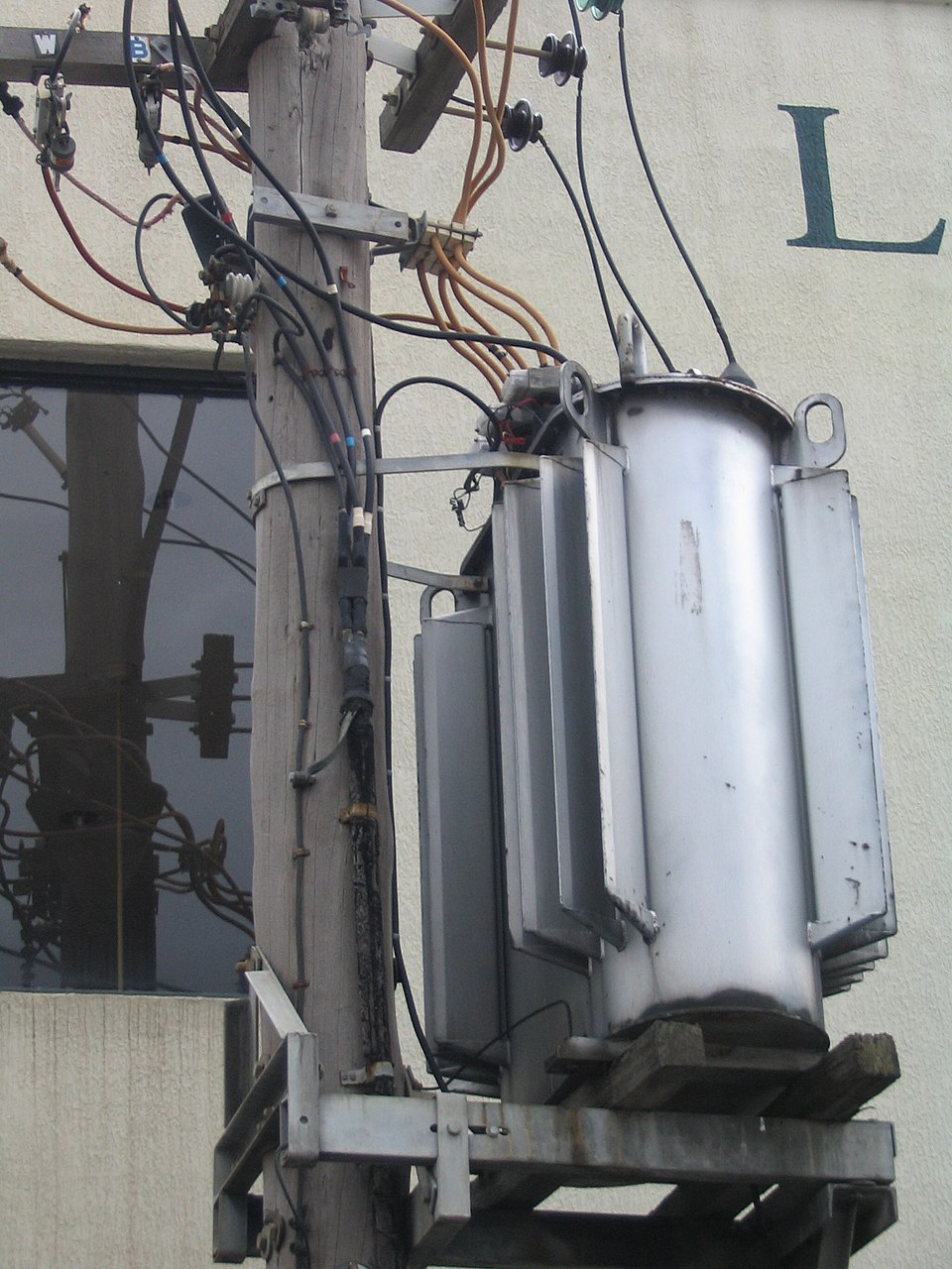 電柱の上にあるバケツみたいなアレは何？柱上変圧器は重要な役割なんです。愛知県・静岡県の電気工事・電気工事士求人は豊橋市のK's電設まで