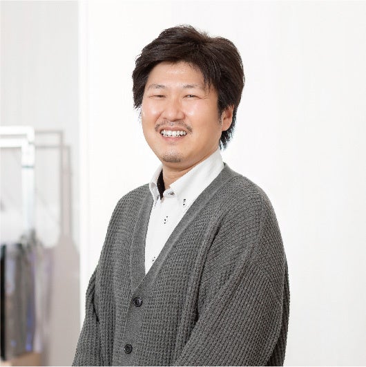 眼鏡をかけた髭を生やした成熟したビジネスマンがグレーのジャケットを着てビジネス書類の入ったフォルダを持ちビジネスセンターを出て階段を歩いている -1人のストックフォトや画像を多数ご用意 - iStock