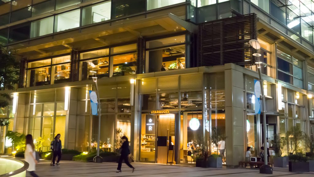 都内屈指の映えスタバはココ！ 新宿で大自然に触れられるなんて！朝活にぴったりのカフェ スターバックスコーヒー新宿御苑店MORE