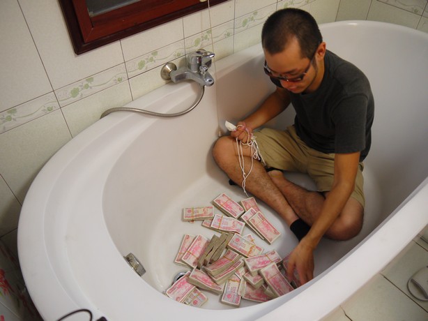 ベトナムの500ドン 2.5円 紙幣でリアル札束風呂 - べとまる