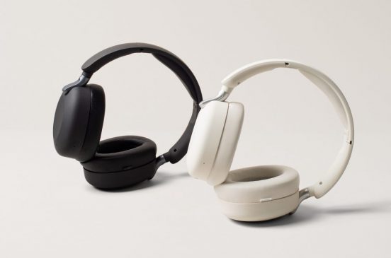 干場の出張に欠かせない！スーツ姿もスタイリッシュに決まる できる男がハマる気絶ヘッドホンとは？FORZASTYLEファッション＆ライフスタイル フォルツァスタイル