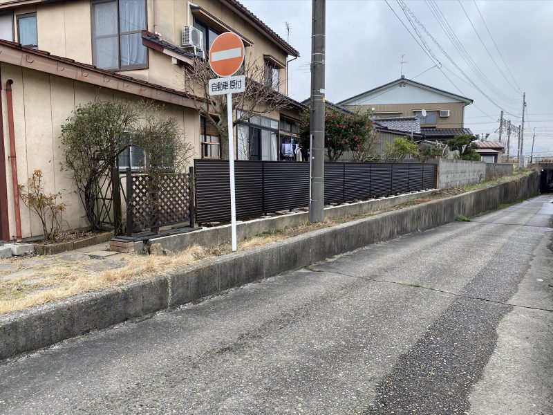 No.166老朽化したアルミフェンスを撤去しての人工木ラティス設置目隠しフェンス・ウッドデッキ専門店のエコウッド