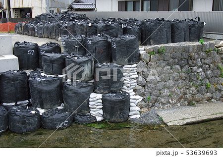 高含水比の残土を改良 バックホウ油圧ローターバケット仕様 仮締切内掘削改良