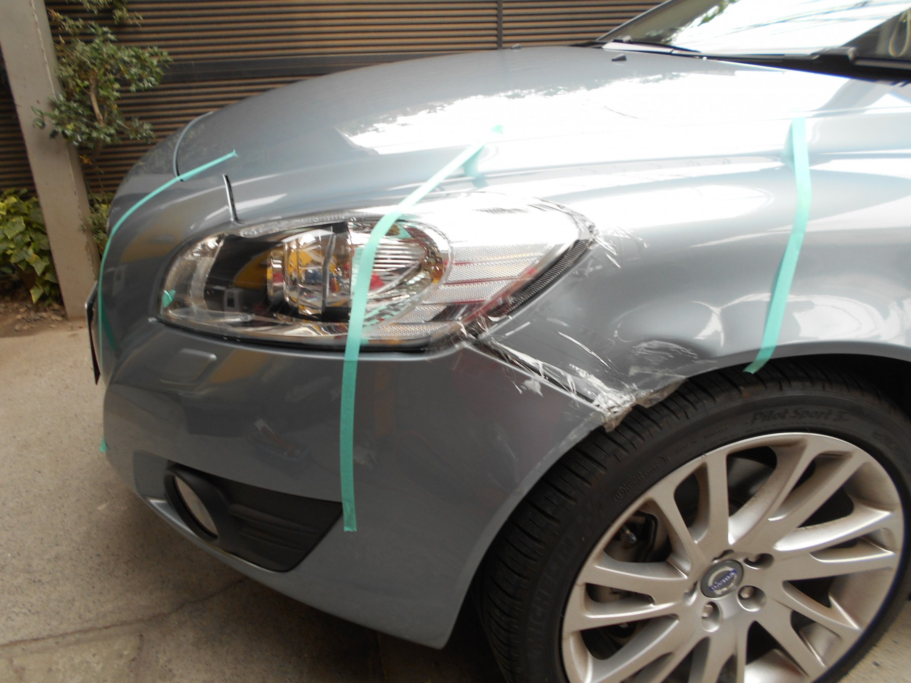 バンパーの割れ修理事 姫路市よりプリウス姫路市の板金塗装キズへこみ事故車の修理 実績7000台 カーメイクアップキタダ