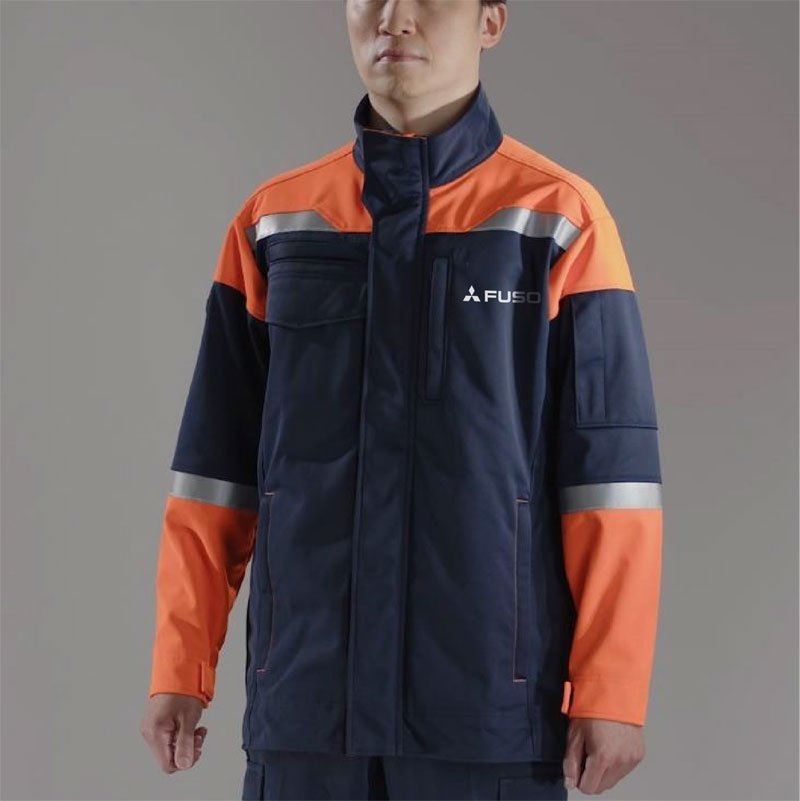 運転席に座る作業着を着た若い女性トラックドライバーの写真素材105497702- PIXTA