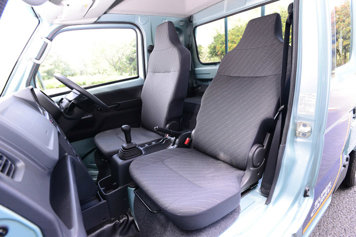 室内の荷室がちゃんとある！ リクライニングもできるジャンボ軽トラ2モデル：特選車日刊カーセンサ