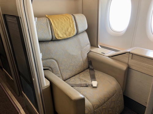 アシアナ航空。ソウル金浦🇰🇷→関空🇯🇵 今回はビジネスクラス利用。 直前予約、エコノミーが満席近く値段が高くなり、ビジネスの割引チケットと値段が逆転！速攻予約！🤗大雪で飛行機が大幅遅延。ゲートに向かうとまだ折返し便が到着せずCAさん達も搭乗待ち