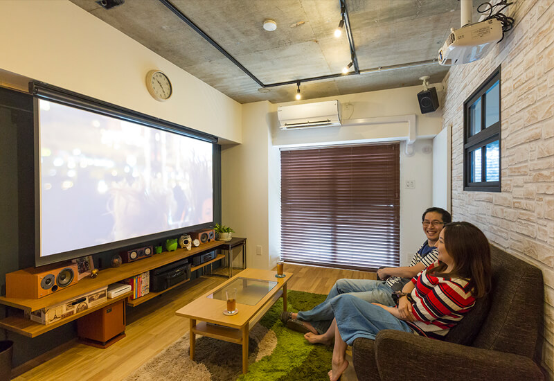 映画のある暮らしプロジェクターを壁掛けするには？賃貸も〇