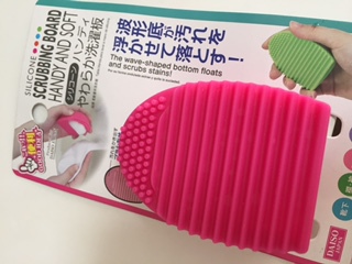 ダイソーの洗濯板はメリットだらけ！？泥汚れもキレイになるの洗濯グッズ。家事オリーブオイルをひとまわし