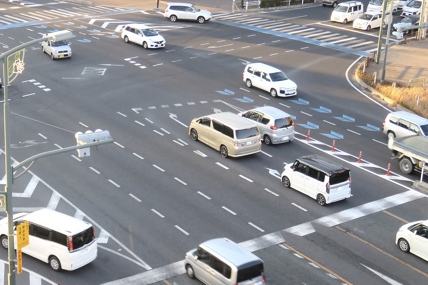 交差点で安全に右折するコツ クルマの運転 苦手克服クルマ情報サイトｰGAZOO.com