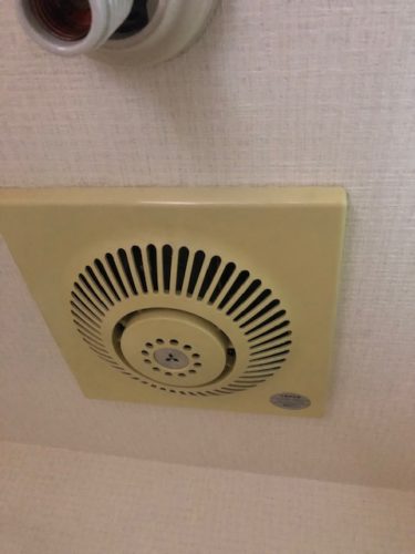 トイレ換気扇がキーンと異音→交換修理 横浜市保土ヶ谷区 マツザワ電気の事例 - 電気べんりドットコム