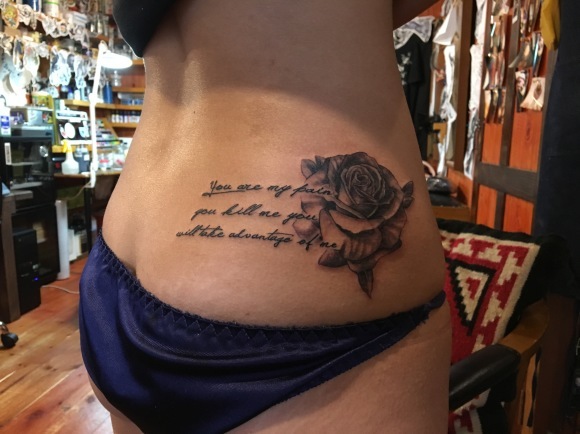 elena_ajink Money Rose マネーローズ 💰マネーローズの意味💰 「富と美を両立する」 「愛や情熱がお金や成功を引き寄せる」「努力によって繁栄と成長を手に入れる」 「人生の華やかさや贅沢」 とくにストリートカルチャーやチカーノ系のタトゥーでは、“愛と金の両方を