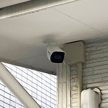 防犯カメラ？天井についてる白いカバーの正体は何なのか