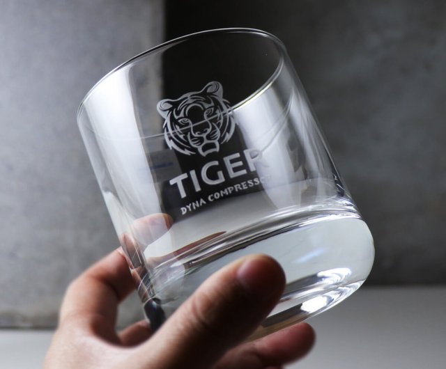 ウイスキー グラス 名入れ プレゼント ジョニーウォーカー 名前入り ウィスキー セット ウイスキーグラス付 誕生日 プレゼント 男性 彼 退職 祝い定年 還暦 古希 送別 父 上司 おしゃれ ロックグラス オールドグラス ジョニ黒 200ml ポケットサイズIL名前入り 誕生日