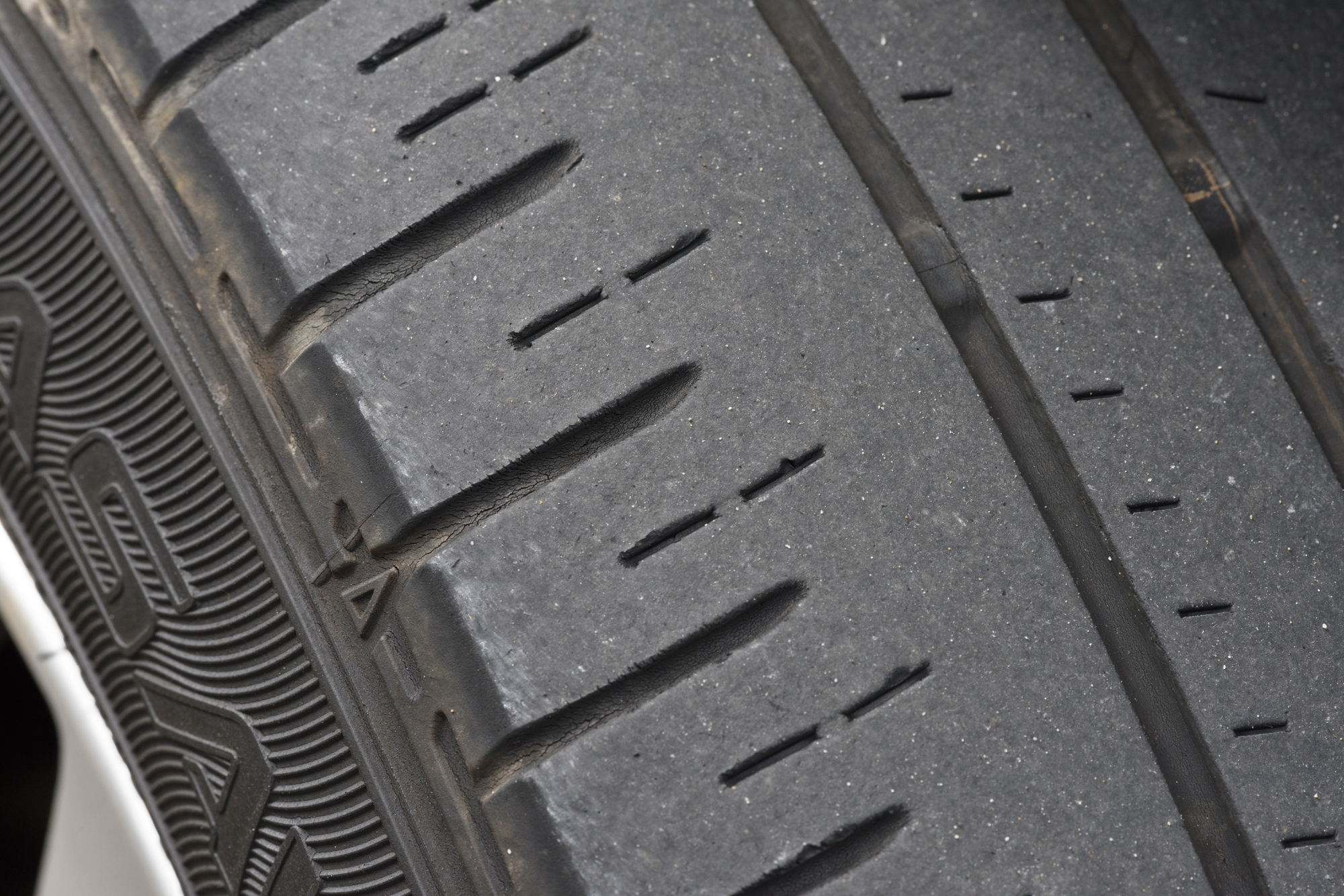 タイヤの製造年月日の見方製造番号からタイヤの寿命を確認 - カーメンテナンス 車の修理 情報ならダックス glassStyle グラススタイル公式サイト