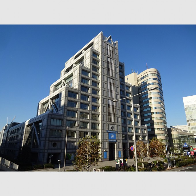 国際連合本部ビルとオブジェ Knotted Gun at United Nations Headquarters