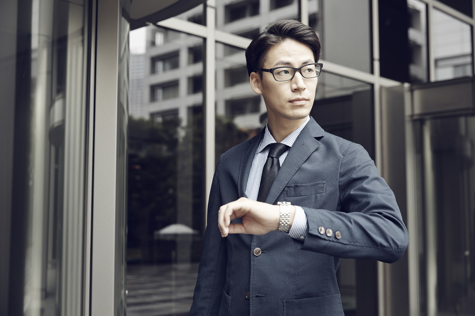 ボウズ・スキンヘッドに似合うメガネの選び方おしゃれなメガネボウズのポイントやおすすめのメガネも紹介眼鏡市場 メガネ・めがね