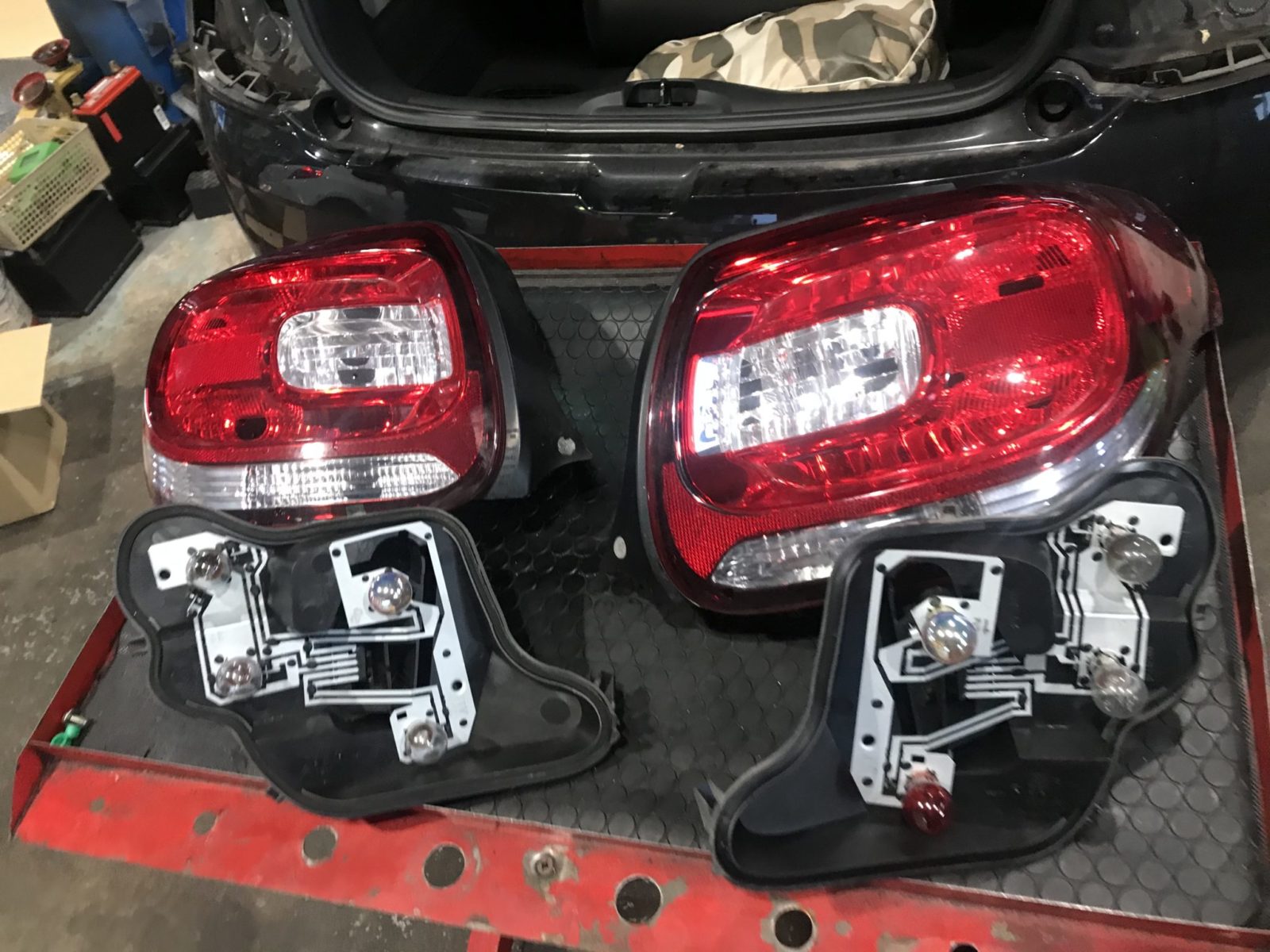 アクア NHP10テールランプ交換トヨタ アクア HID・LED その他電装系HID・LED その他電装系> 電装系関連パーツ取付STAFF日記コクピット さつま貝塚車のカスタマイズにかかわるスタッフより