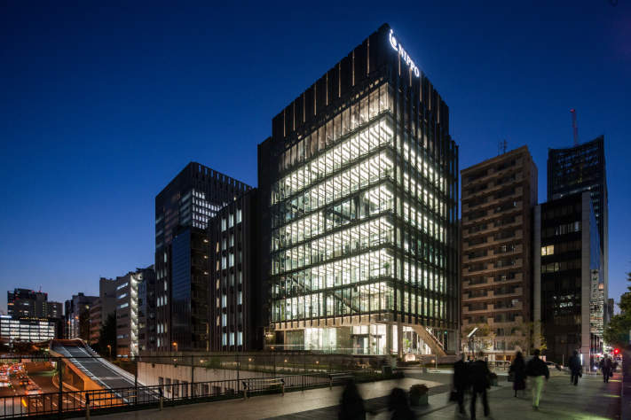 東京湾から望むお台場商業施設とフジテレビ本社ビル 11019035853 の写真・イラスト素材アマナイメージズ