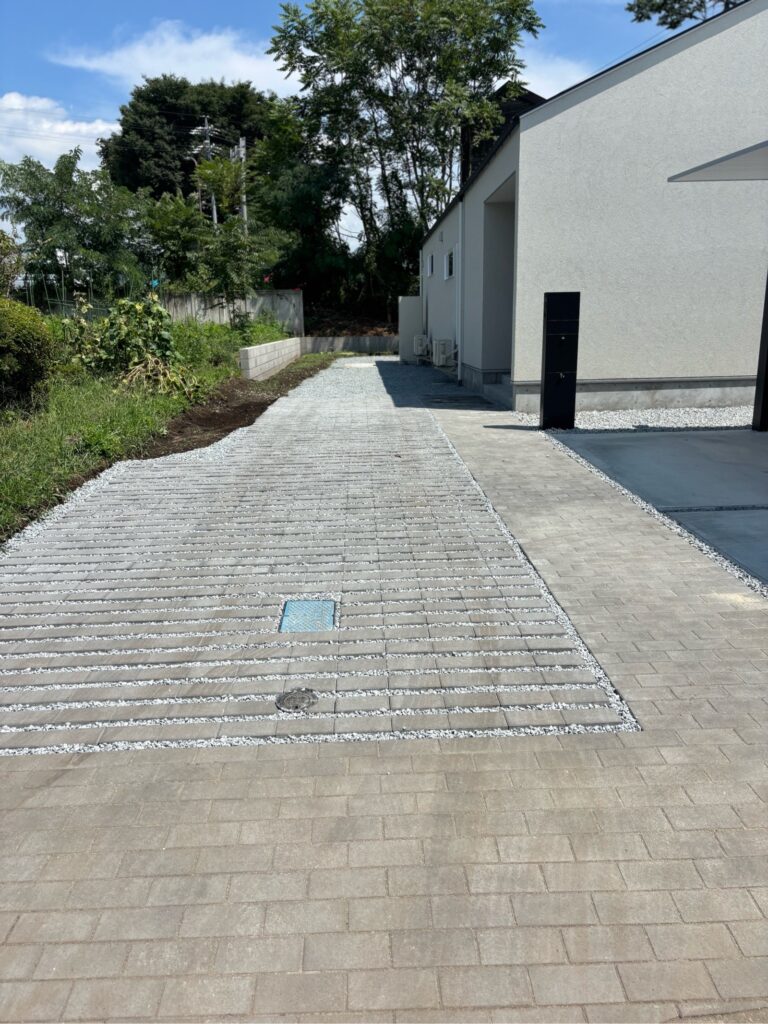 exmodeで施工させて頂きました物件をご紹介します！ 今回は佐久市のU様邸のプランをご紹介します。全体的に白色と優しい雰囲気のアール型を採用した、クローズ外構です。 お庭で子供やペットが安心して過ごせるようなお庭となっています。お客様が納得いくまで何度も