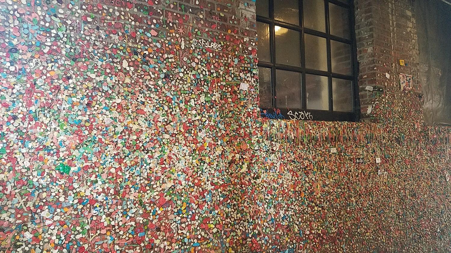 シアトルで最も不潔なスポット「ガムが埋めつくす壁」が掃除された！？TABIZINE～人生に旅心を～