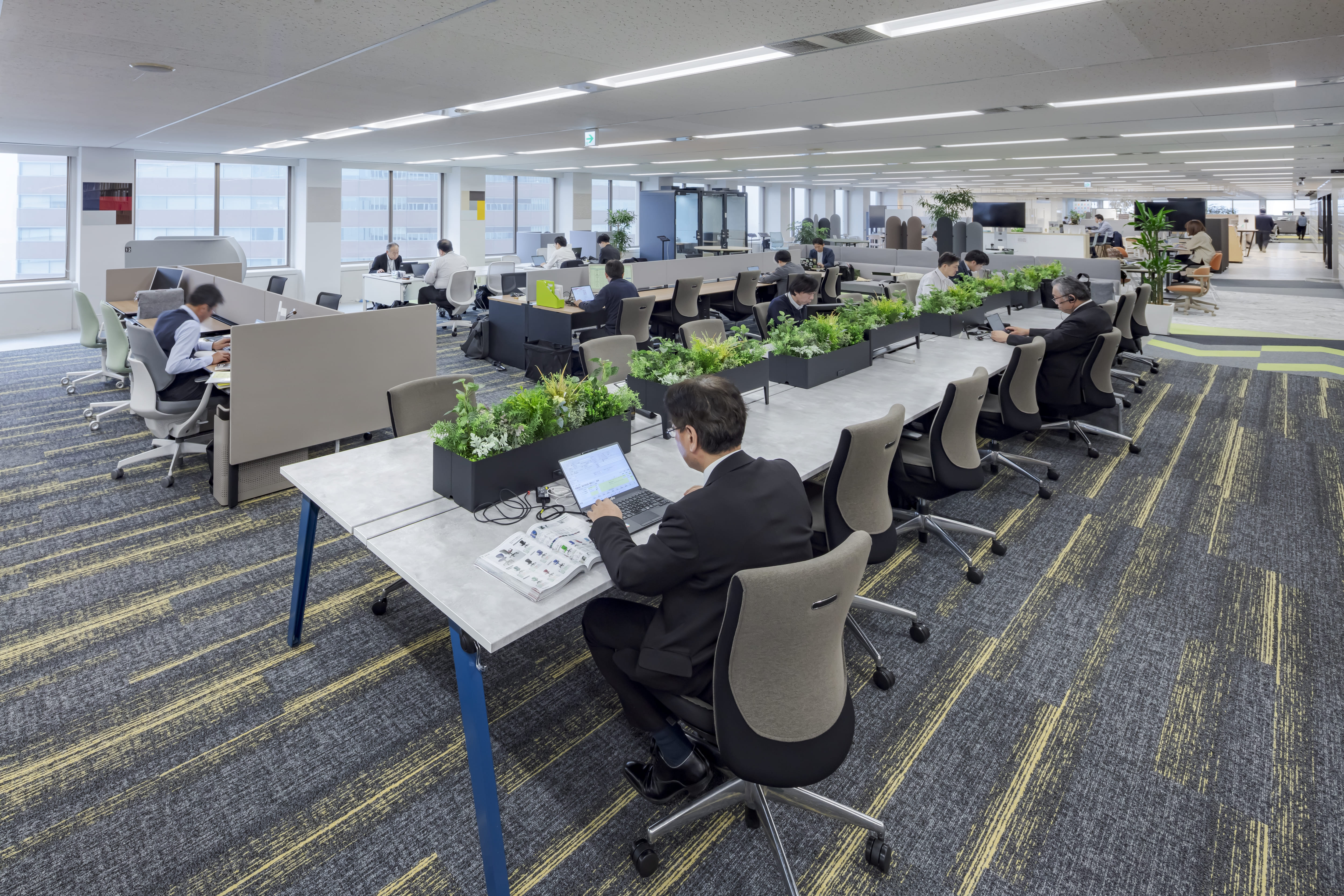 レイアウト事例10選 オフィスレイアウトの考え方とは？座席運用とデスク配置パターンをくわしく解説資料・コンテンツITOKI