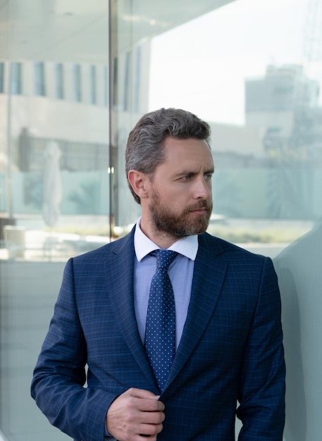 髭を気にするビジネスマン 11014024116 の写真・イラスト素材アマナイメージズ