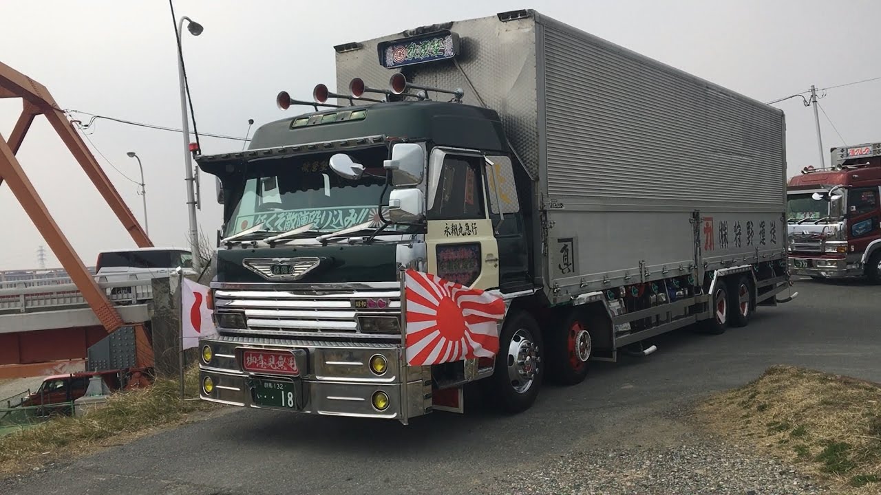 右翼街宣車トラック