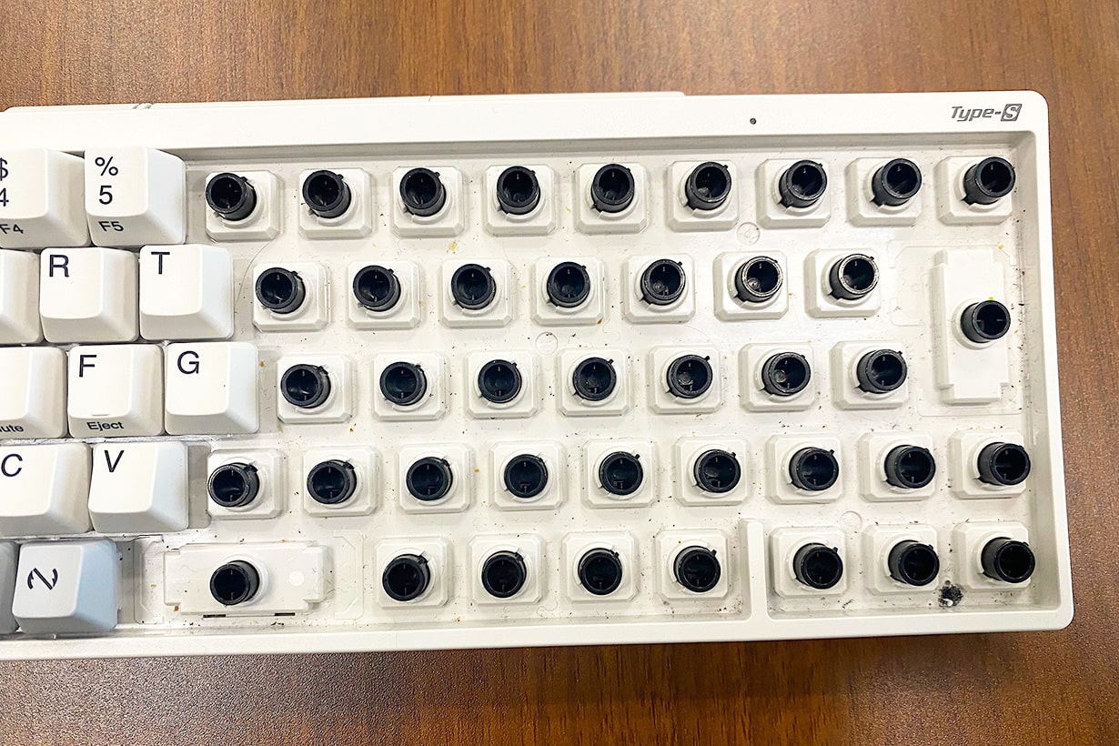 ノートパソコンのキーボードに付いた手垢・手油をキレイさっぱり落とす齊藤〇美装