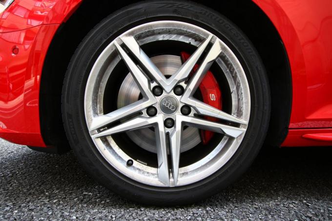 タイヤ汚れをマジックリンで除去！知っておきたい4つの注意点お家の洗剤屋さん