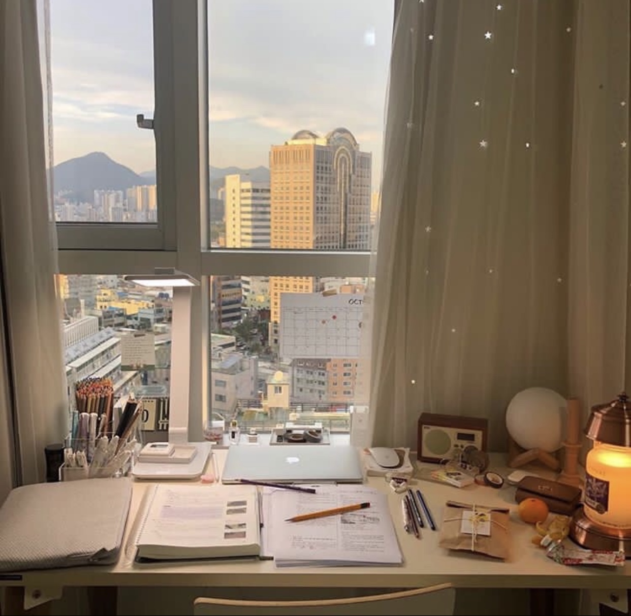 韓国女子のおしゃれ部屋⁡ ひとり暮らしの空間をおしゃれにしたいけど どんなインテリアを置いたらいいか分からない！ ⁡そんなインテリア初心者さんにオススメ❤️ 韓国のオシャレインテリアをお手本にしてみませんか? ⁡ 今回は、イエローインテリアで統一された