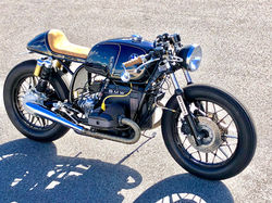 他のSR400500カスタムはこちらから⏬ @swagrides400 ⏫See other SR400 500 here.今回ご紹介するのは東京都目黒区の @minami_motorcycle_tokyo が制作したSR400カフェレーサー。 ブラックでまとめられた カフェレーサー専門店の極上車両。 ミナミモーターサイクル定番の